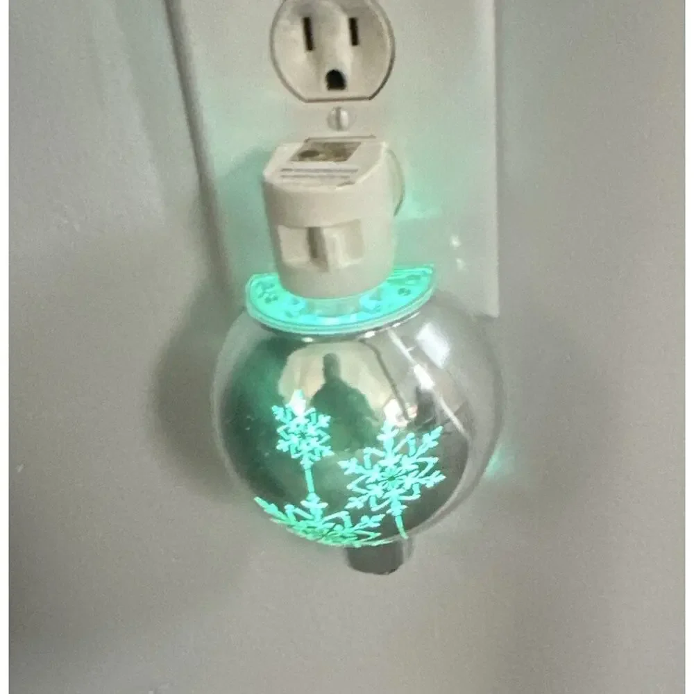 Vintage Silver Snowflake Ornament Plug-In Night Light, Indoor Switch, 1 Light